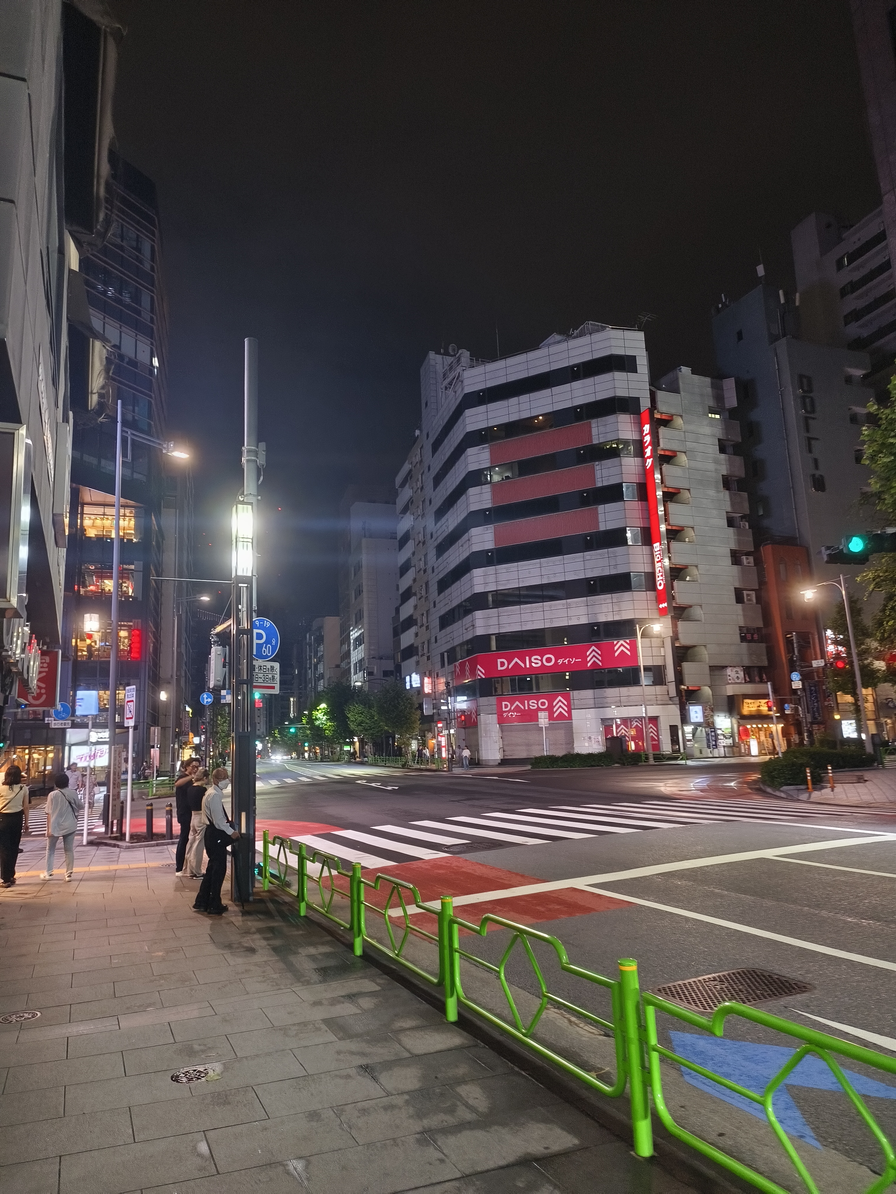 刚落地时随手拍下的街景