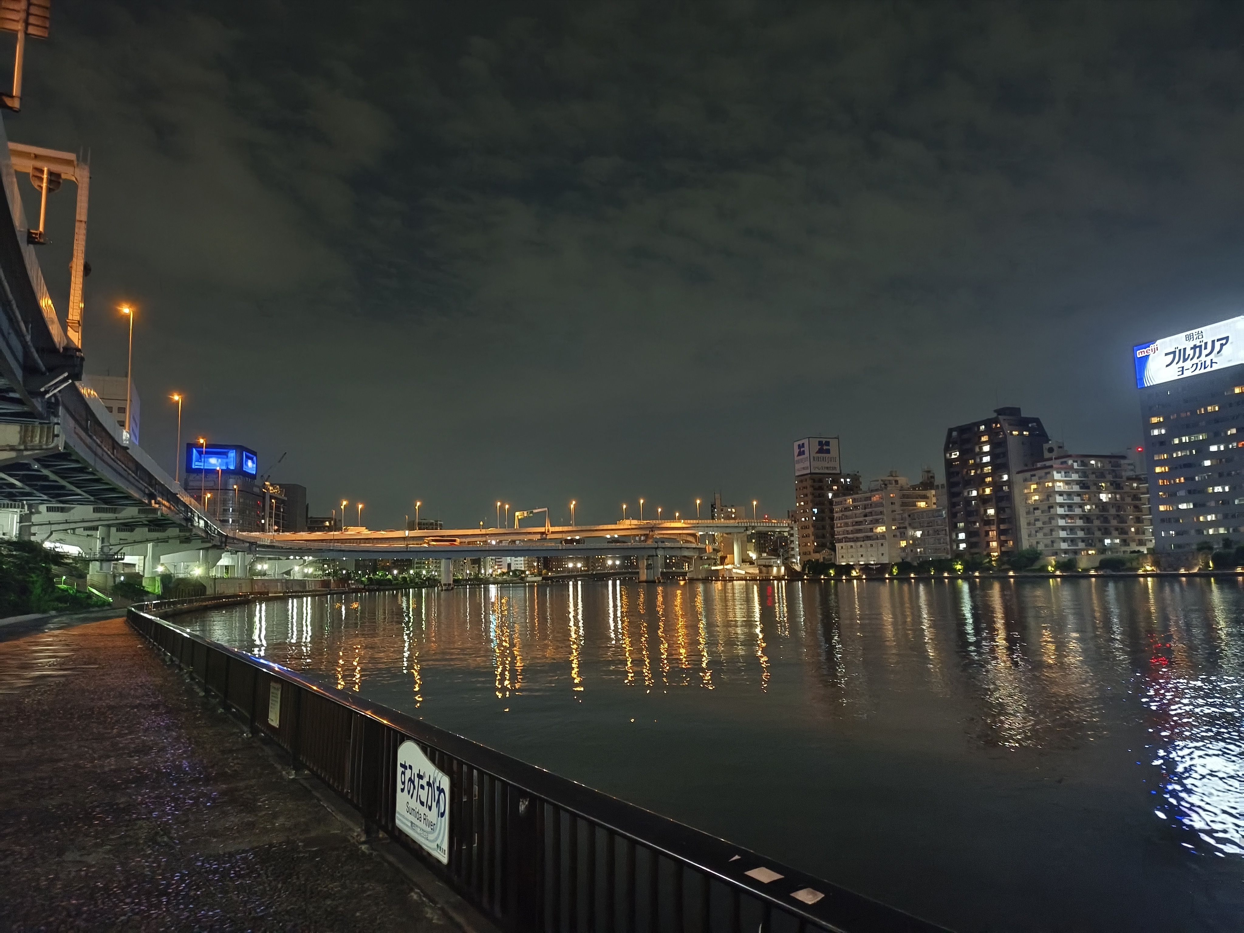 夜晚的东京河边