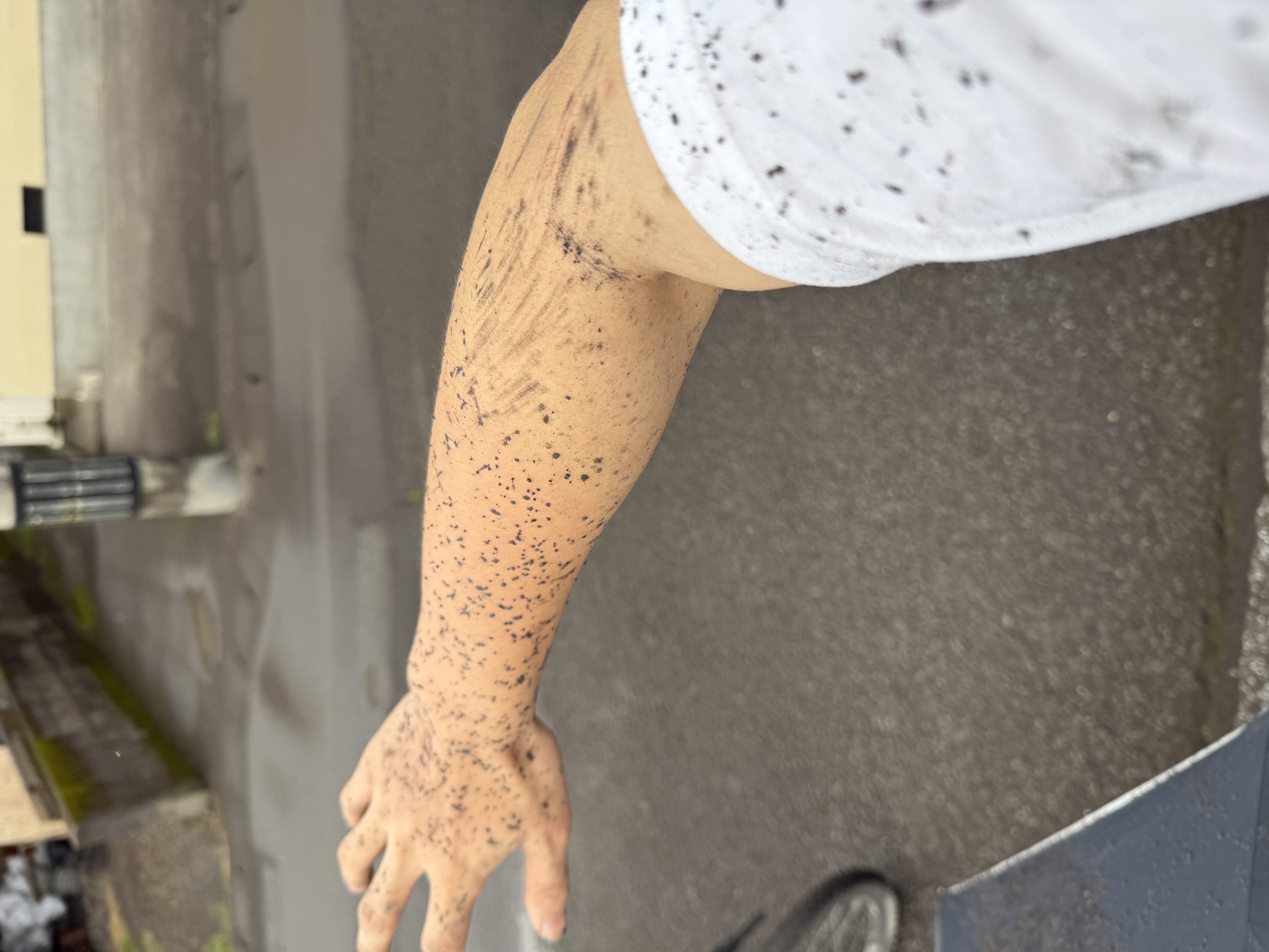 落在衣服上的火山灰