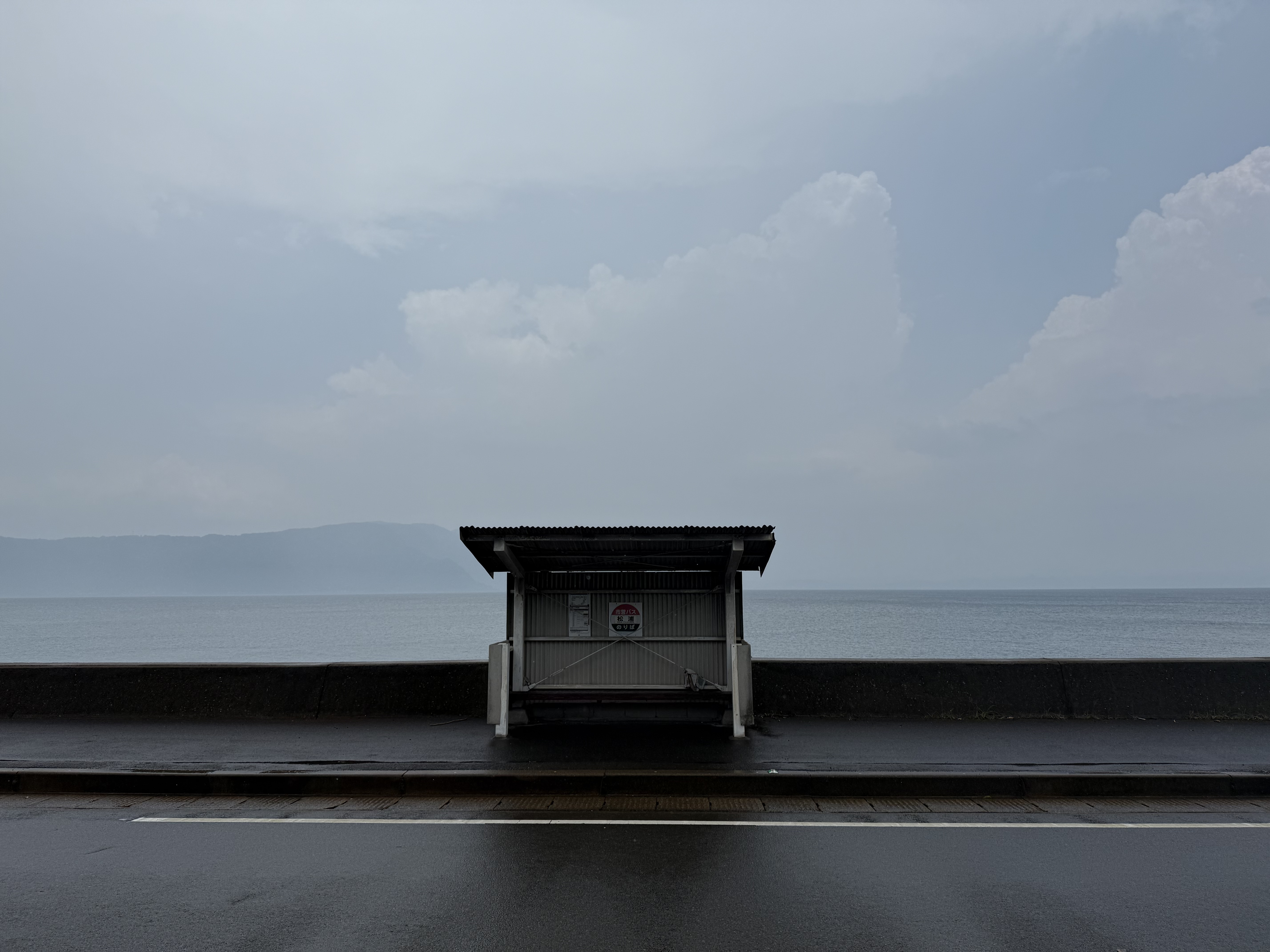 樱岛骤雨中的候车亭